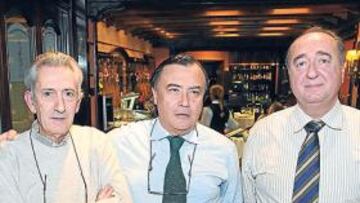 <b>CONVENCIDOS. </b>Paco Moncayo, Miguel Iglesias y Pedro Hurtado representaron en la tertulia al Grupo Cádiz.