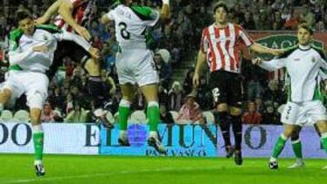 <b>DE LUJO. </b>Fernando Llorente marcó el primer gol del partido con la cabeza, saltando por encima de toda la defensa del Racing.