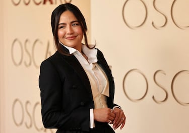 Erin Lim Rhodes posa en la alfombra roja del Dolby Theatre.