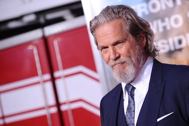 Jackson Evans es el presidente de Estados Unidos que se encuentra en la disyuntiva de elegir un nuevo vicepresidente tras la muerte del anterior.  Entre los candidatos hay una senadora Laine Hanson. La primera vez que una mujer opta al cargo y lo consigue. Sin duda, un antecedente de Kamala Harris, aunque en la ficción.