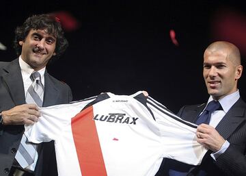 Ha posado en algunas ocasiones con la playera de River Plate. Su ídolo fue Enzo Francescoli y de hecho, uno de sus hijos lleva en su honor el nombre de “Enzo”.