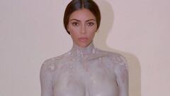 Kim Kardashian desnuda cubierta de yeso para hacer el molde del frasco de su pr&oacute;ximo perfume.