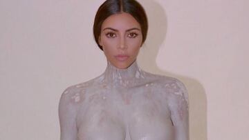 Kim Kardashian desnuda cubierta de yeso para hacer el molde del frasco de su pr&oacute;ximo perfume.