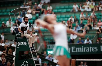 El juez de silla Kader Nouni observa el saque de Simona Halep en el partido ante Karolina Pliskova.