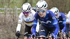 Las ciclistas del Movistar femenino, con Annemiek Van Vleuten, durante una carrera.