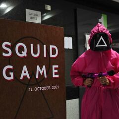 How to make Squid Games Halloween costumes: doll, guards, participants…