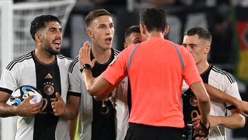 Wolfsburg (Germany), 09/09/2023.- Germany's Emre Can (L) and Germany's Nico Schlotterbeck (2-L) discuss with referee Joao Pinheiro (3-L) during the friendly soccer match between Germany and Japan in Wolfsburg, Germany, 09 September 2023. (Futbol, Amistoso, Alemania, Japón) EFE/EPA/FILIP SINGER
