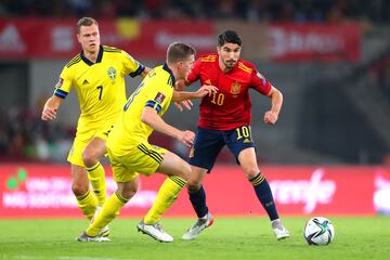 Carlos Soler con Joakim Nilsson y Viktor Claesson.