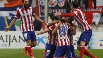 Arda, Diego Costa, Gabi, Juanfran, Filipe y Godín celebran un gol en casa.