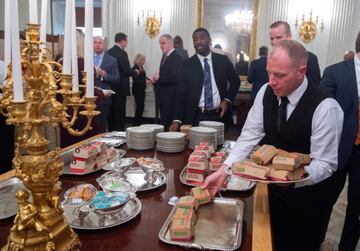 Debido al cierre parcial del gobierno estadounidense, que ha dejado sin chefs a la Casa Blanca, Donald Trump ha recibido con comida rápida al equipo campeón de Fútbol Americano Universitario Clemson Tigers.