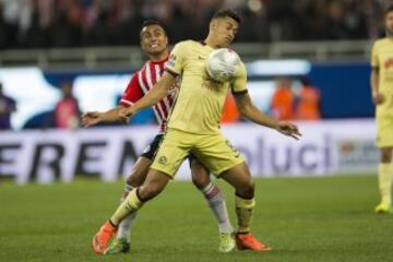 Andrés Andrade y Edwin Hernández disputan el esférico.