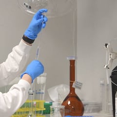 AstraZeneca no se conforma con la vacuna: empieza a probar un fármaco contra el coronavirus