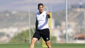Robert Moreno durante un entrenamiento del Granada.