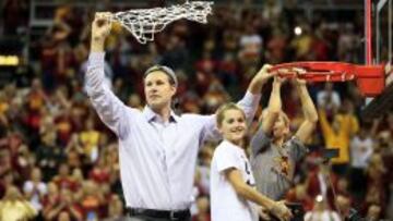 Fred Hoiberg, junto a sus hijos, tras un partido en marzo de este año con los Cyclones.