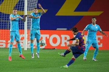 Leo Messi en un lanzamiento de falta directa.