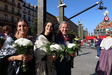 (I-D) La diputada de Cs en el Congreso Sara Giménez; la líder de Ciudadanos, Inés Arrimadas y el portavoz del Grupo Parlamentario de Ciudadanos en las Cortes de Aragón, Daniel Pérez Calvo vestidos con el traje típico de maño durante la tradicional ofrenda de flores a la Virgen del Pilar.