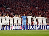 Los jugadores del Real Madrid antes del inicio del partido de vuelta de Champions ante el Bayern.