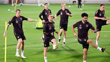 Götze, en medio, durante un entrenamiento con Alemania.