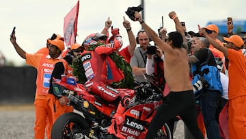 Marc Marquez celebra su victoria en Argentina con dedicatoria a Ángel Nieto.