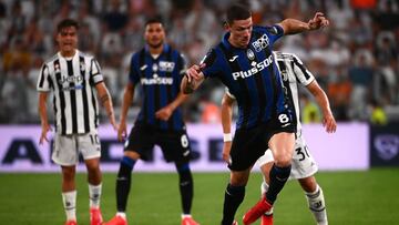 Atalanta's German defender Robin Gosens controls the ball during the friendly football match Juventus vs Atalanta at the Allianz Stadium in Turin on August 14, 2021. (Photo by MARCO BERTORELLO / AFP)