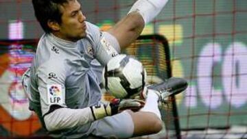 <b>INFRANQUEABLE. </b>Alves despeja el disparo de Nekounam desde los 11 metros.