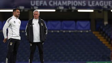 Benfica's Portuguese head coach Jose Mourinho (R) takes a training session on the pitch at Stamford Bridge in London on September 29, 2025, on the eve of their UEFA Champions League league phase football match against Chelsea. (Photo by Adrian Dennis / AFP)
