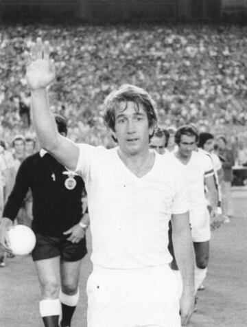 Una grave lesión en 1977 le hizo dejar el fútbol español. Su último partido de blanco fue su homenaje, ante el Eintracht. En él le entregó el número 10 y el mando en el centro del campo a Vicente del Bosque, su relevo generacional. 