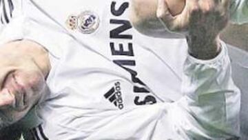 <b>URZAIZ LE ROMPIÓ. </b>Pablo García se quedó tendido en el suelo tras la fea entrada de Urzaiz y tiene roto el ligamento interno de su rodilla izquierda.