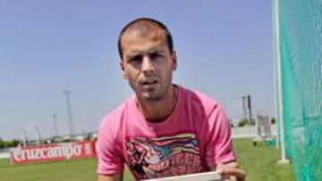 <b>BOLETO SELLADO. </b>Juanma estampó su firma en la pizarra que AS le facilitó para su apuesta.