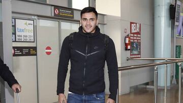 El delantero uruguayo Maxi G&oacute;mez en una llegada al aeropuerto de Peinador en Vigo.