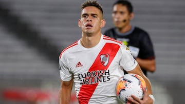 Rafael Santos Borré en un partido de River Plate.