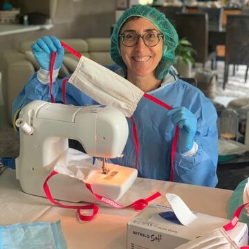 La presentadora de 'Sálvame', que ejerció de enfermera antes de dar el salto a la televisión, ha montado todo un taller de costura en su salón para fabricar mascarillas para el personal sanitario. El kit de confección lo ha recibido del Instituto Superior de Formación Profesional Sanitaria Claudio Galeano, que está apoyando este trabajo en cadena de cientos de voluntarios.