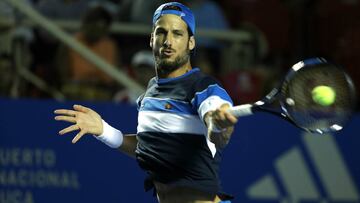 El tenista español Feliciano López devuelva la bola ante el australiano Jordan Thompson durante un partido del Abierto Mexicano de Tenis.
