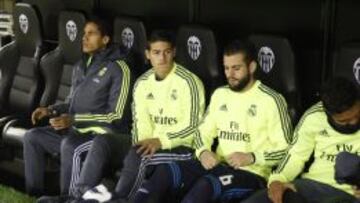 James en compa&ntilde;&iacute;a de Varane y Nacho