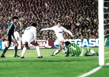 En la Copa de la UEFA tambi¨¦n se han dado noches inolvidables. Los blancos ten¨ªan que remontar nada menos que un 3-0 en la tercera ronda de la UEFA. Sanch¨ªs abrio pronto el marcador, en el minuto 2. Butrague?o, h¨¦roe de la remontada marc¨® tres goles esa noche de ensue?o y el argentino Valdano le acompa?¨® con otros dos.