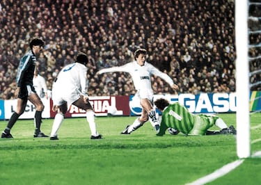 En la Copa de la UEFA también se han dado noches inolvidables. Los blancos tenían que remontar nada menos que un 3-0 en la tercera ronda de la UEFA. Sanchís abrio pronto el marcador, en el minuto 2. Butragueño, héroe de la remontada marcó tres goles esa noche de ensueño y el argentino Valdano le acompañó con otros dos. 