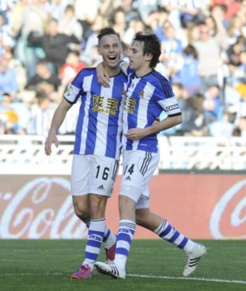 Canales celebra el 1-0 con Rubén Pardo. 
 