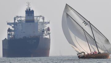 La isla de Dalma, frente a la costa de Emiratos Árabes Unidos, acogió el Dalma Sailing Festival. Una cita con 116 embarcaciones y alrededor de 3.000 navegantes, que deja imágenes como esta, en la que un dhow, una nave típicamente árabe, se cruza con un petrolero de grandes dimensiones en aguas del Golfo Pérsico.