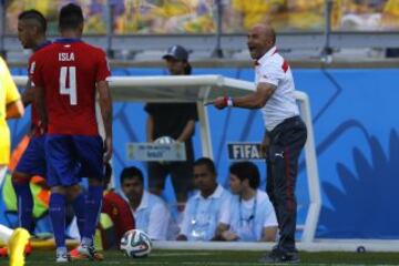 Chile estuvo al borde de la hazaña en el Mundial de Brasil. Enfrentando a los anfitriones, La Roja empató a uno y se fue al alargue. El palo de Pinilla y la fatídica definición a penales terminaron con el sueño nacional, pese al buen juego y números que dejó la participación del cuadro de Sampaoli.