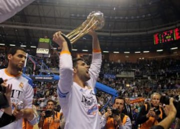 Felipe Reyes con la Copa.