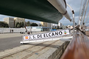 Fotografas del 'Juan Sebastin Elcano' atracado en el Puerto de Cdiz.