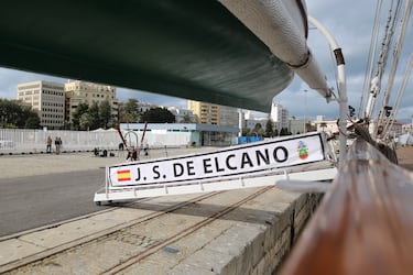Fotografías del 'Juan Sebastián Elcano' atracado en el Puerto de Cádiz.