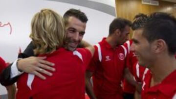 Negredo se despide de sus compañeros tras la rueda de prensa que ofreció.