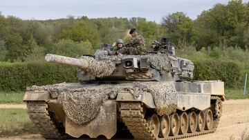 FILE PHOTO: Recruits of the Swiss army Tank School 21 perform an attack exercise with the Leopard 2 tank in Bure, Switzerland May 5, 2023. REUTERS/Denis Balibouse/File Photo