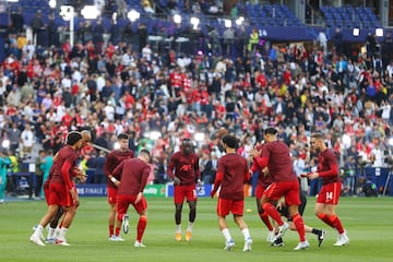 El Liverpool volvió a salir a calentar ante el retraso del inicio del partido.