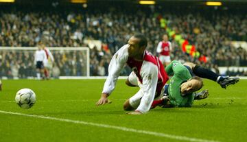 The charismatic goalkeeper, who played in Spain with Rayo, left Vellcas to sign up with Spurs for three years.