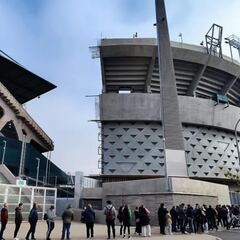 Colas en el Villamarín para recoger la bandera de la Copa