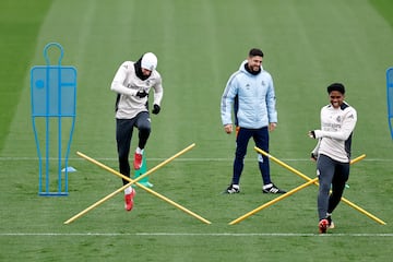 Valverde y Endrick realizan un ejercicio en la sesin de este lunes previa al derbi. 