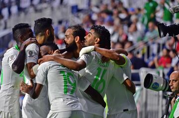Los jugadores de Arabia Saudí celebran el 0-2 de Hussain Al Moqahwi. 