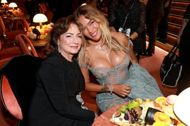 Gloria Estefan y Karol G 
durante la gala de los Premios Grammy 2026 celebrados en el Crypto.com Arena de Los Ángeles.